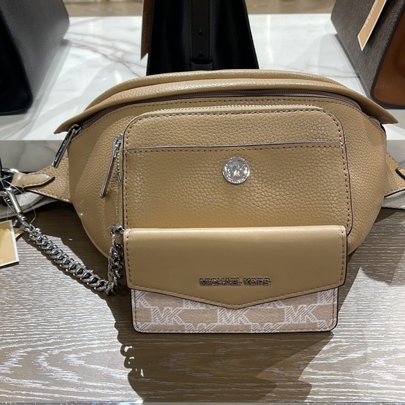 MICHAEL KORS
Maisie Large Pebbled Leather 2-in-1 Sling Pack
Camel
NWT - Picture 3 of 16